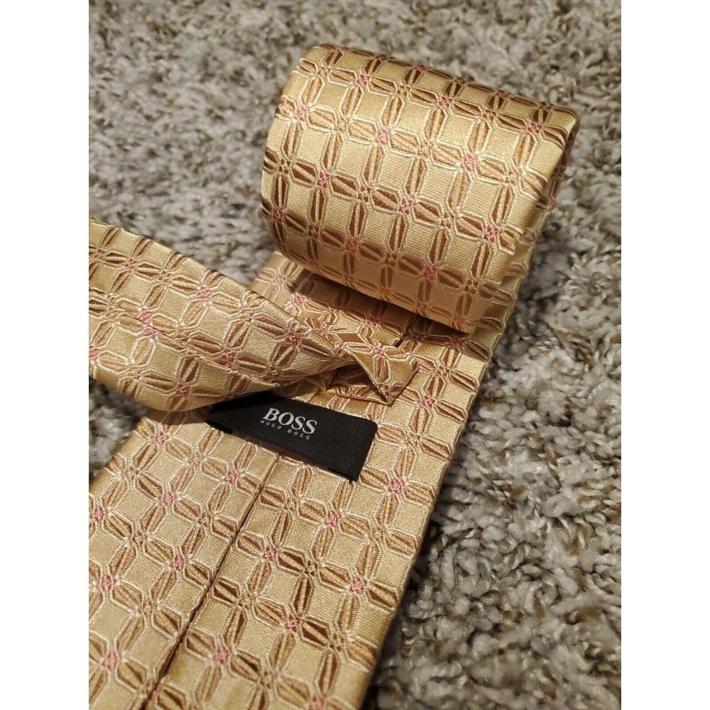 HUGO BOSS Men's 100% Silk Necktie ITALY Designer Geometric Yellow/Gold/Pink
